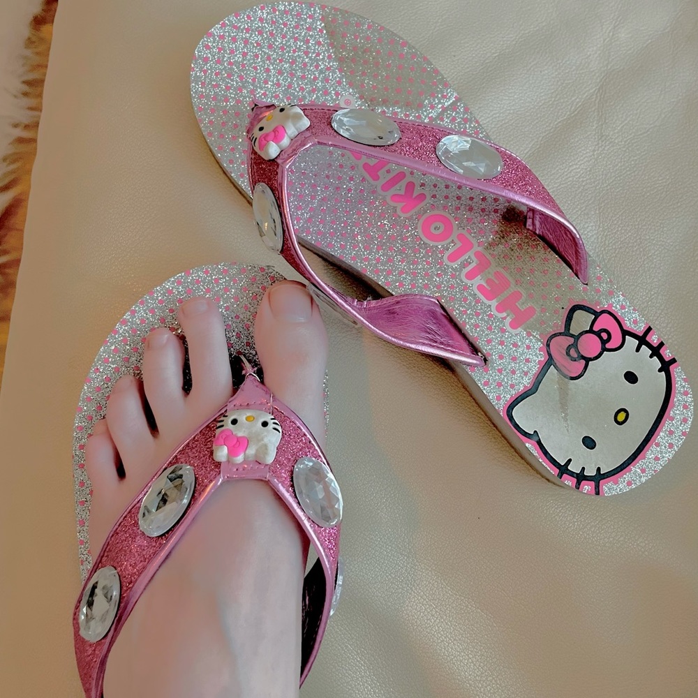 Used Worn Hello Kitty Rhinestone Flip Flops 6.5